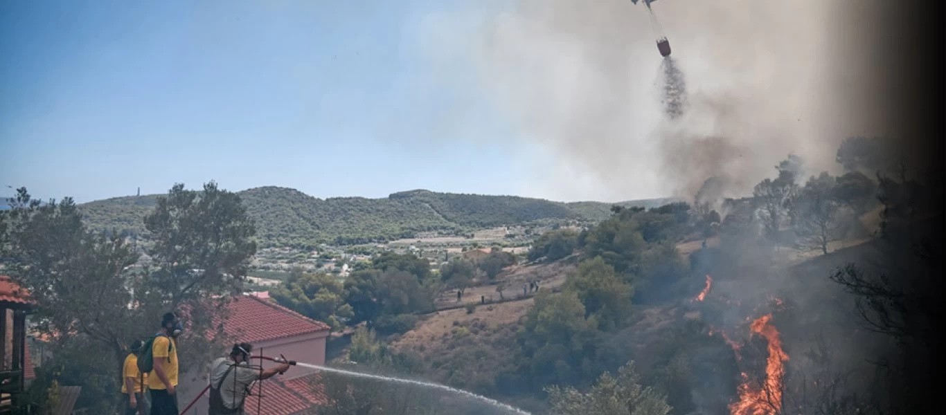 Φωτιά στην Κερατέα: «Hταν δύο άτομα ο συνοδηγός έριξε τη φωτοβολίδα» λέει αυτόπτης μάρτυρας